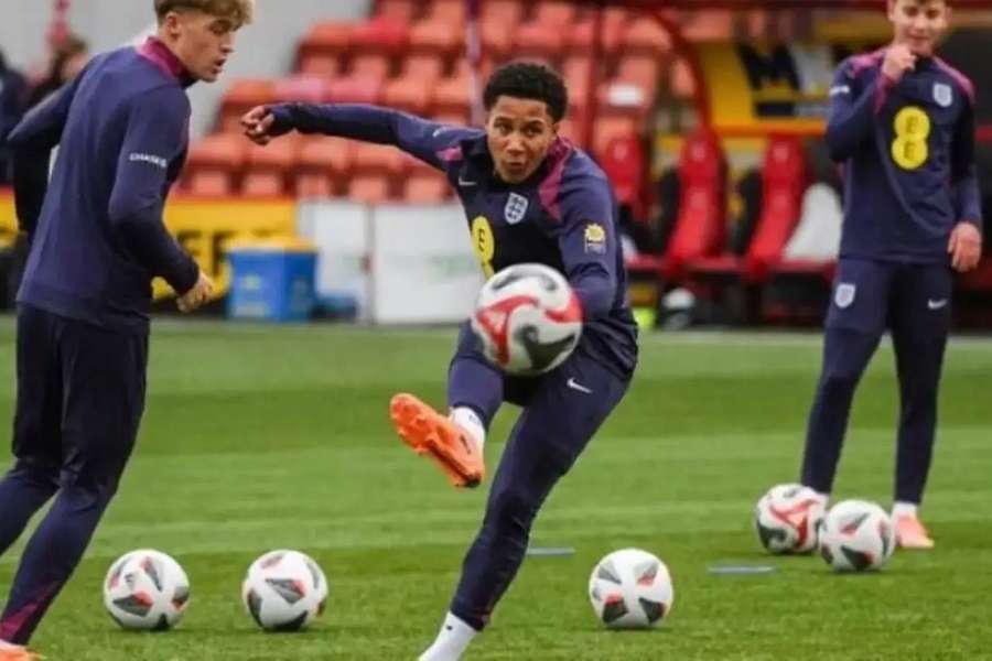 Ajay Tavares é internacional sub-17 por Inglaterra