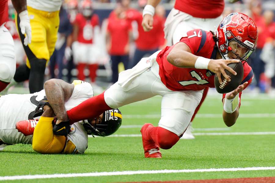 C.J. Stroud wordt neergehaald in de wedstrijd van vorige week tegen de Pittsburgh Steelers C.J. Stroud wordt neergehaald in de wedstrijd van vorige week tegen de Pittsburgh Steelers