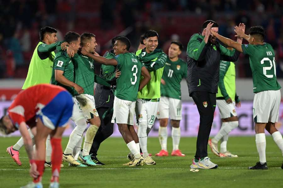 Jogadores da Bolívia celebram vitória história em Santiago