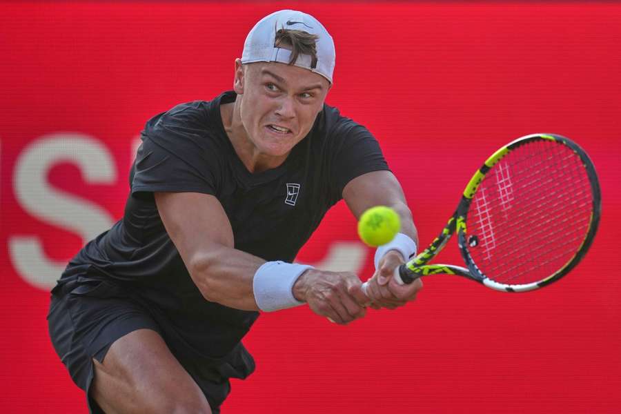 Holger Rune en acción durante el torneo de Queens en Londres