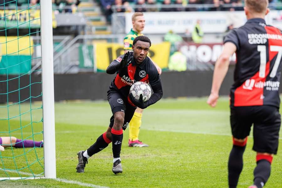 Almeres Hamdi Akujobi na het scoren van de 2-2