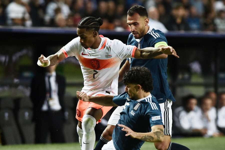 Holanda e Grécia viveram jogo de dois tempos opostos
