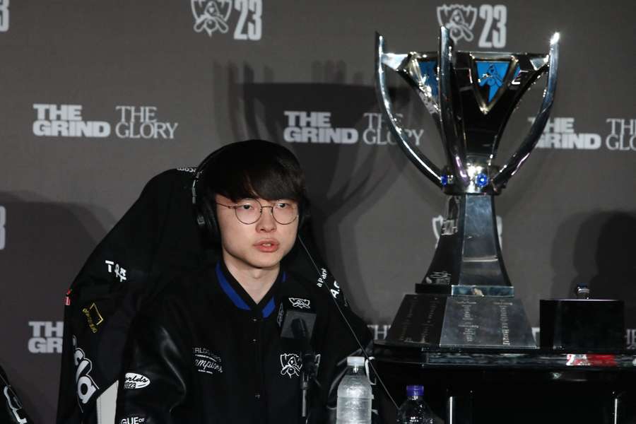 Faker junto al trofeo de los Worlds de LoL