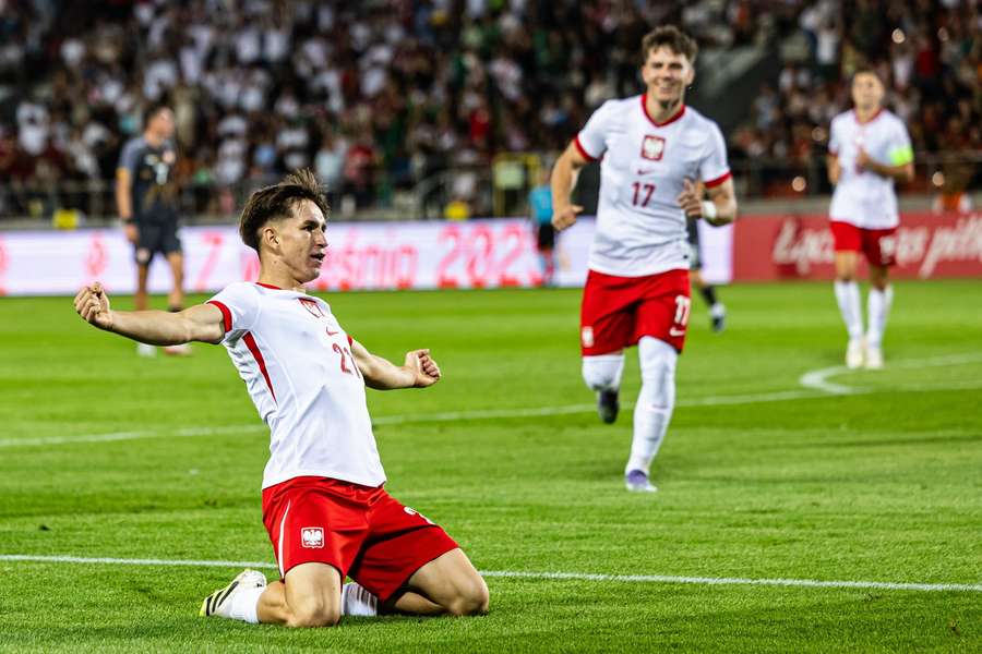 Piłkarz reprezentacji Polski U-21 Marcel Reguła cieszy się z gola podczas meczu eliminacji mistrzostw Europy do lat 21 z Macedonią Północną