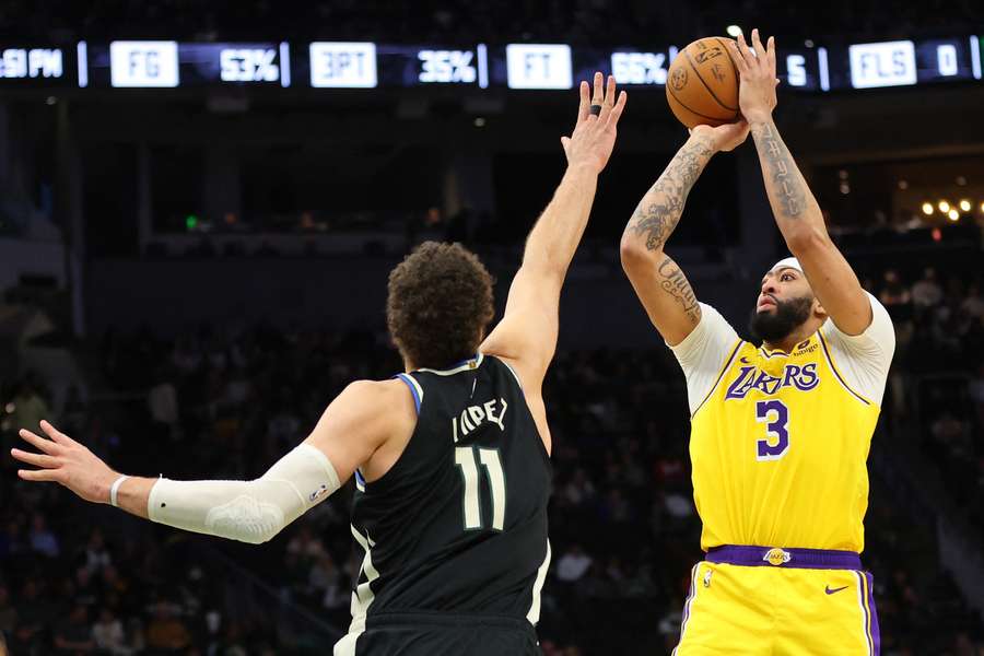 Davis (R) in action for the Lakers