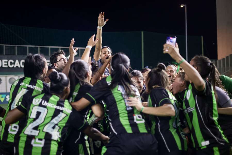 América-MG teve aguardar até o último minuto para comemorar permanência na elite do Brasileirão Feminino América-MG teve aguardar até o último minuto para comemorar permanência na elite do Brasileirão Feminino