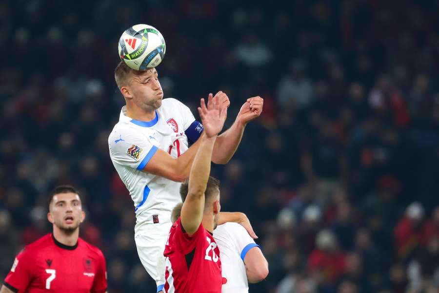 Tomáš Souček dostal v Albánii žlutou kartu a v Olomouci proti Gruzii si nezahraje. 