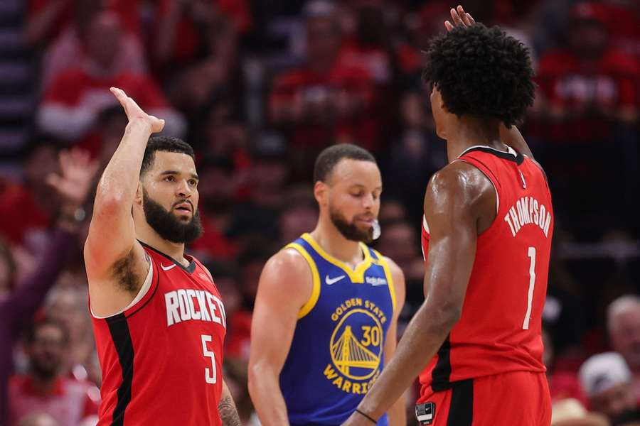 Fred VanVleet et Amen Thompson célébrant la victoire de leur équipe.