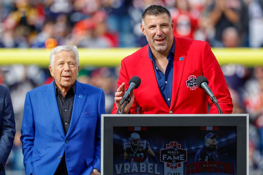 Mike Vrabel mit seinem neuen und alten Chef, Robert Kraft.