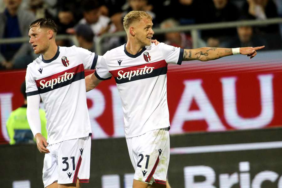 Jens Odgaard celebrando su gol ante el Cagliari