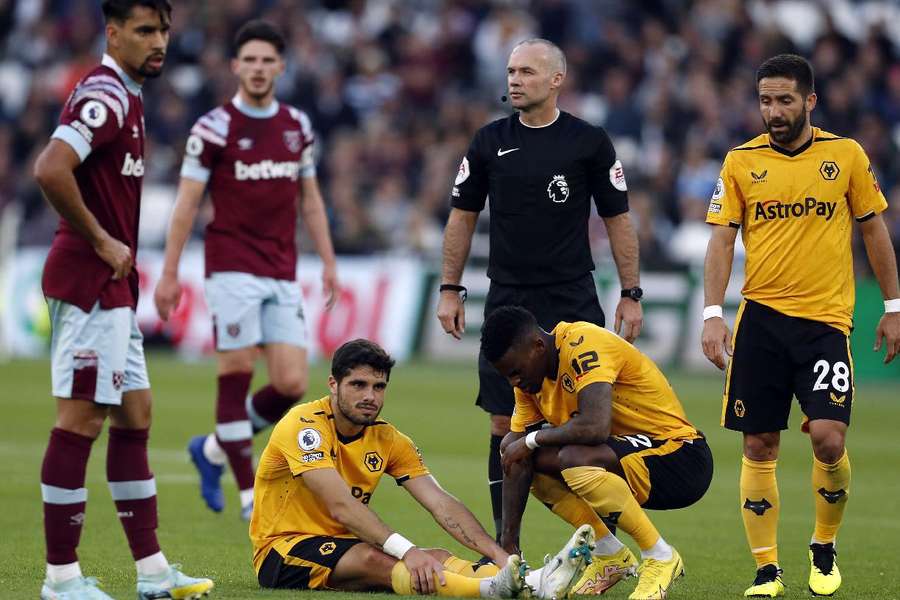 Pedro Neto se lesionou em partida do Wolverhampton, sua equipe, contra o West Ham, pela última rodada da Premier League