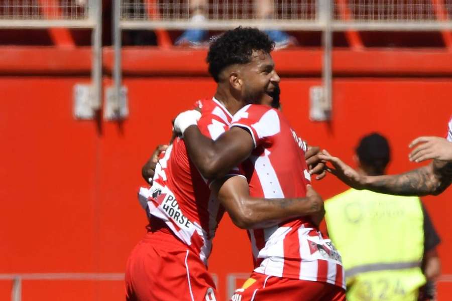 Luis Suárez, autor de três golos, e Ramazzani, que fez as três assistências