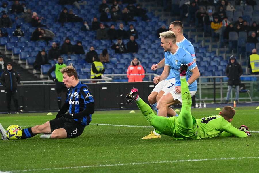 Rasmus Højlund glider sin 2-0 scoring i nettet.