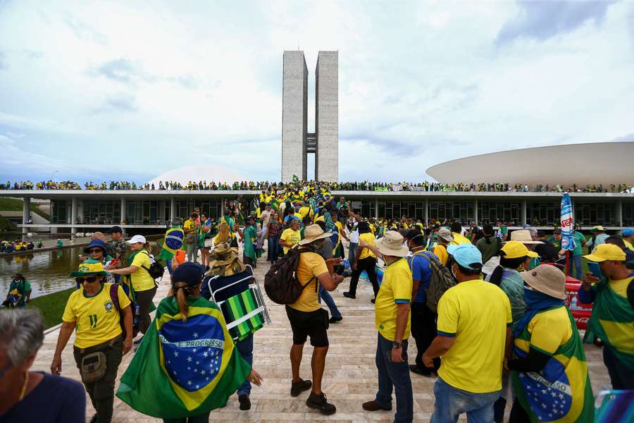Extremistas com o emblema da CBF no peito durante invasão no DF
