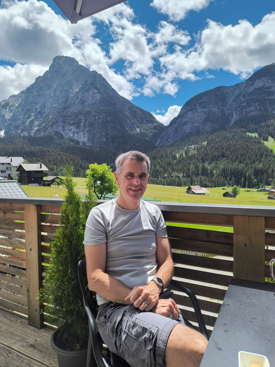 Pietro Piller Cottrer e, sullo sfondo, le sue amate montagne. Pietro Piller Cottrer e, sullo sfondo, le sue amate montagne.