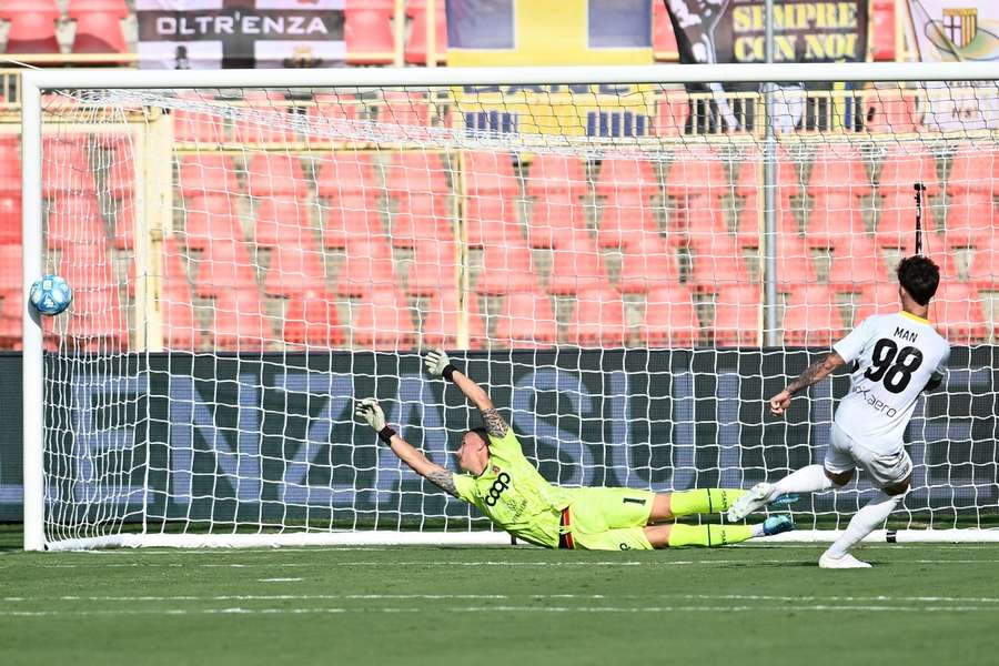 Dennis Man a marcat din nou pentru Parma