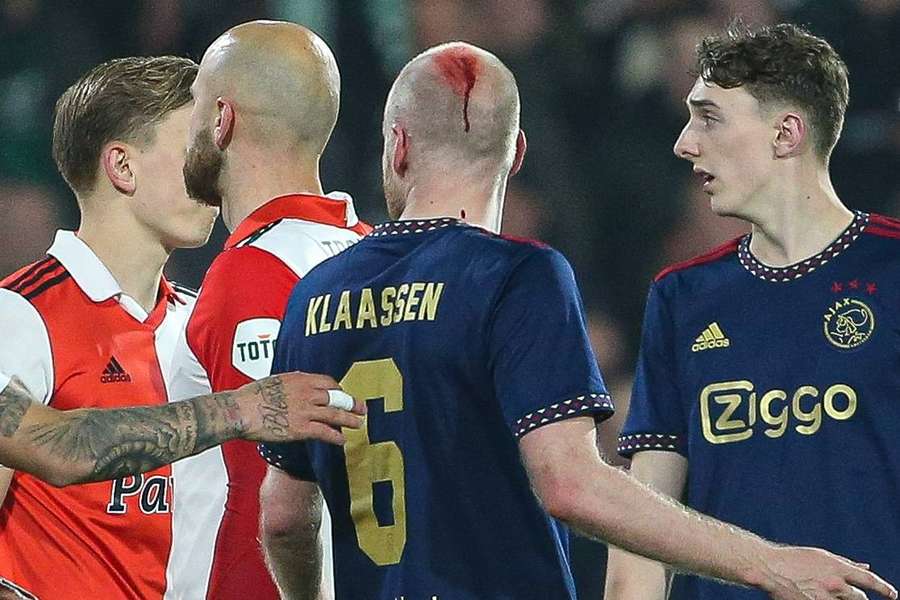 I tifosi del Feyenoord continuano a farsi riconoscere, lanciato un accendino a Klaassen