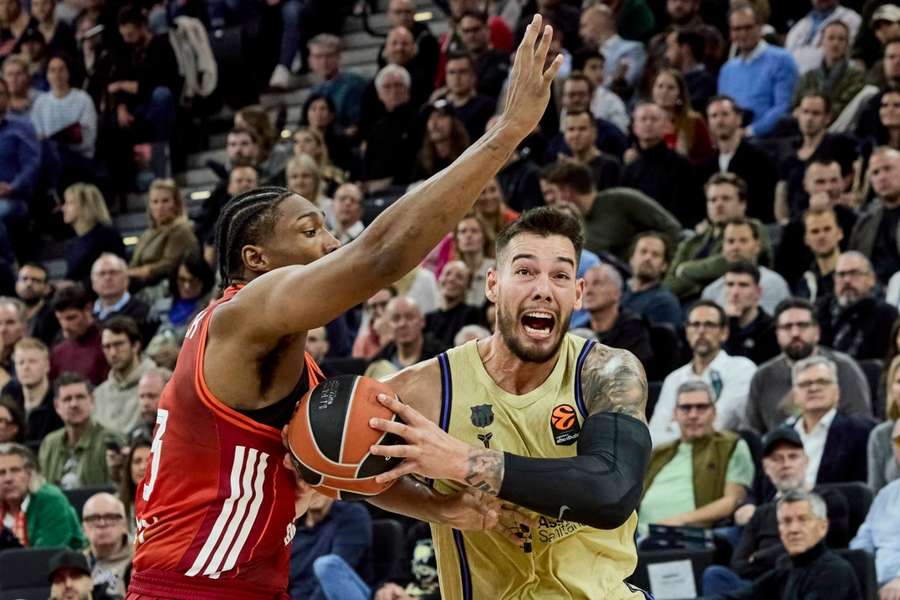 Willy Hernangómez intentando entrar a canasta