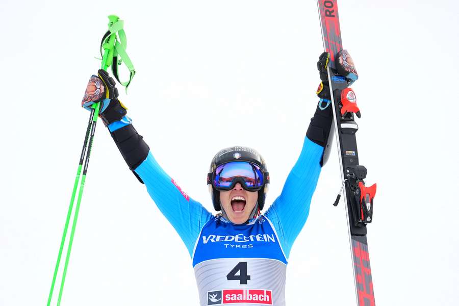 Federica Brignone esulta dopo l'oro nello slalom gigante