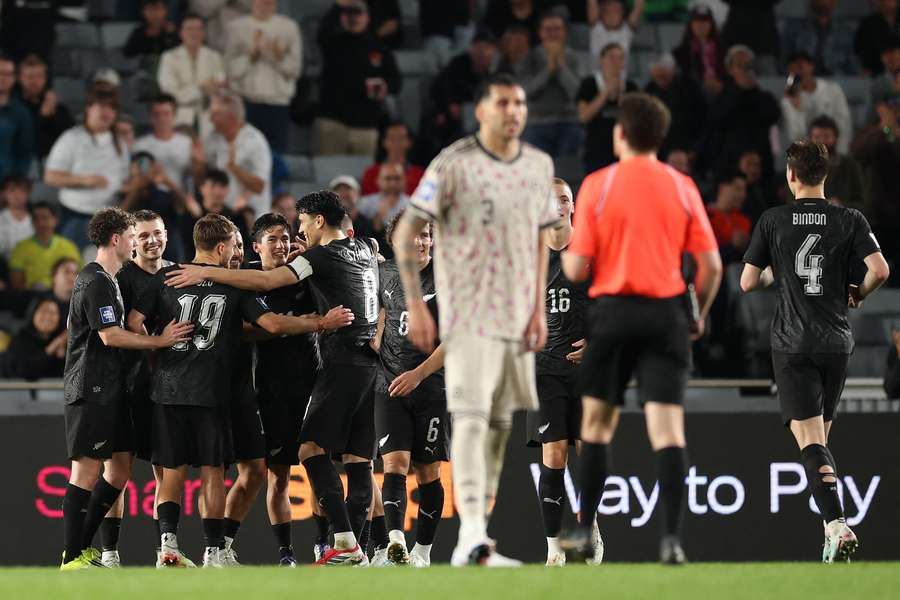 Elijah Just z Nowej Zelandii świętuje z kolegami z drużyny po strzeleniu drugiej bramki w meczu z Chile, który odbył się 30 marca 2026 r.