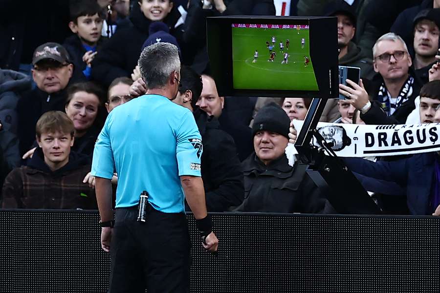 Gli arbitri della Premier League sono assistiti da 20 telecamere a partita Gli arbitri della Premier League sono assistiti da 20 telecamere a partita