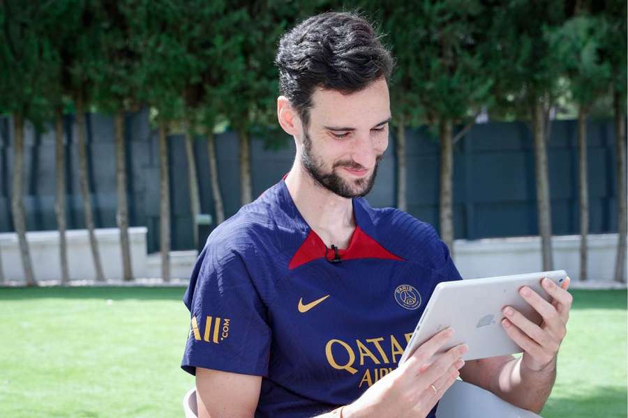 Sergio Rico bekijkt een bericht van Marquinhos, zijn vriend en aanvoerder, op zijn tablet.