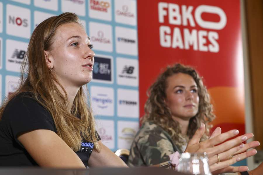 Femke Bol (L) tijdens de persconferentie voor de komende FBK Games