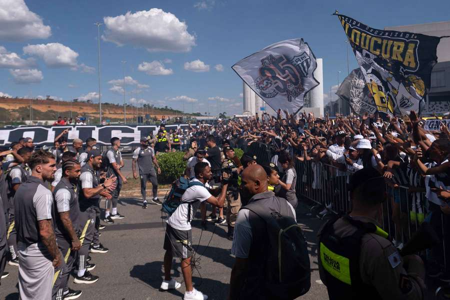 A torcida do Atlético-MG lotou a área de embarque do Aeroporto de Confins