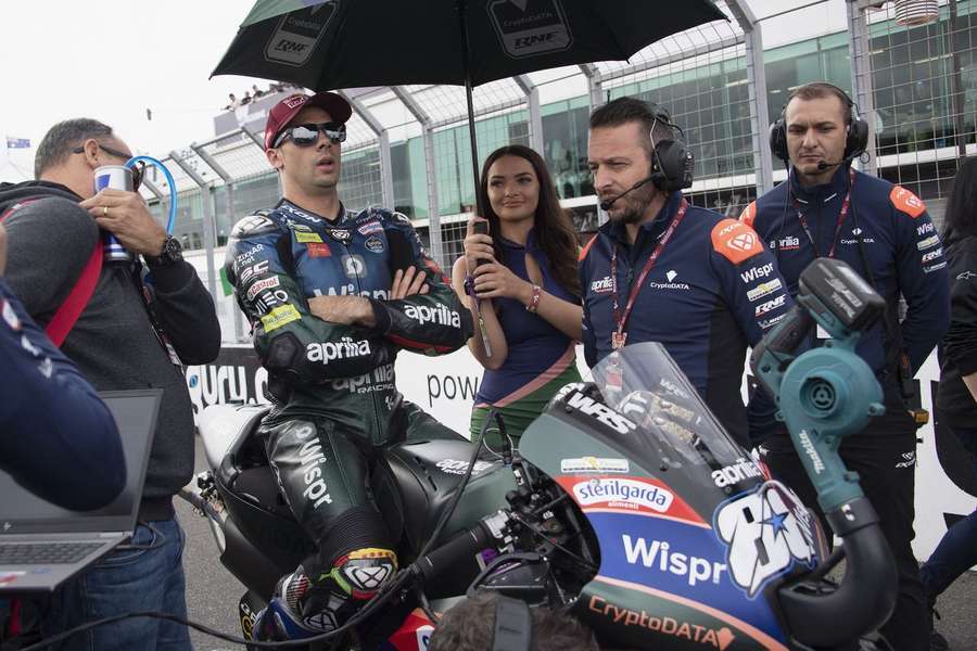 Miguel Oliveira vai manter-se na CryptoData RNF Aprilia em 2024