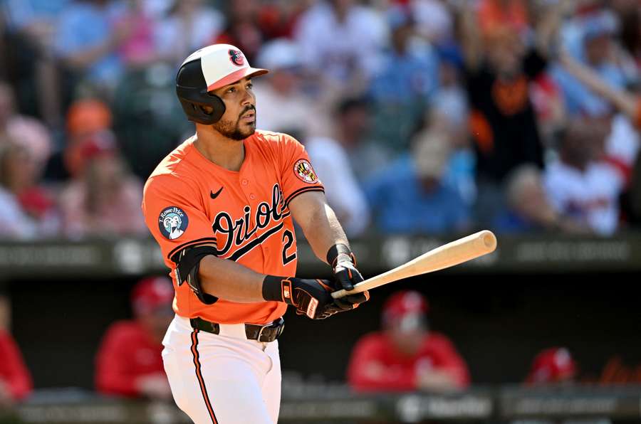 Anthony Santander hitting a home run for the Orioles against the Phillies (2024)
