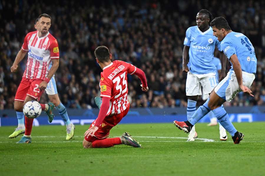 Manchester City's Spanish midfielder #16 Rodri (R) socres his team's third goal