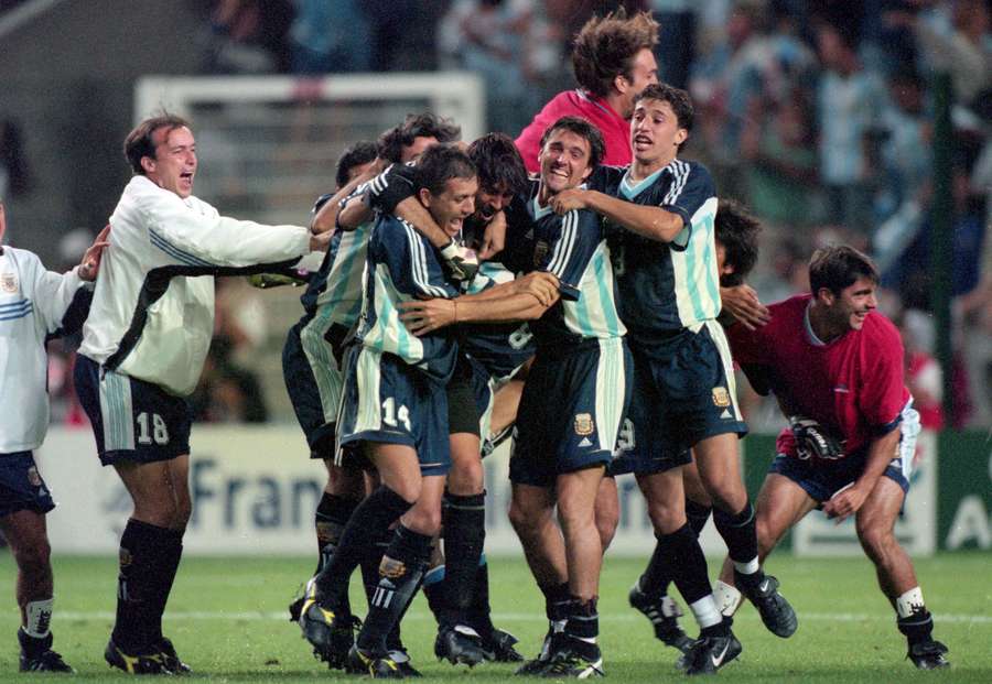 Com a camisa azul escura, a Argentina levou a melhor sobre a Inglaterra na Copa de 1998
