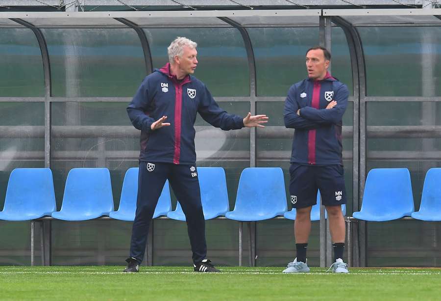 David Moyes en sportief directeur Mark Noble tijdens een trainingssessie op de vooravond van de wedstrijd