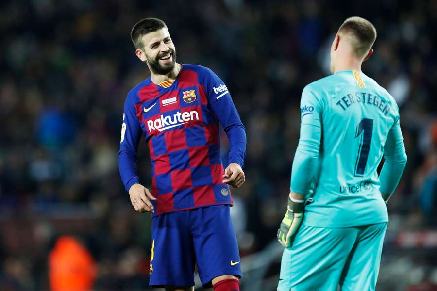 Piqué (i.) y Ter Stegen (d.) durante la temporada 2019/20
