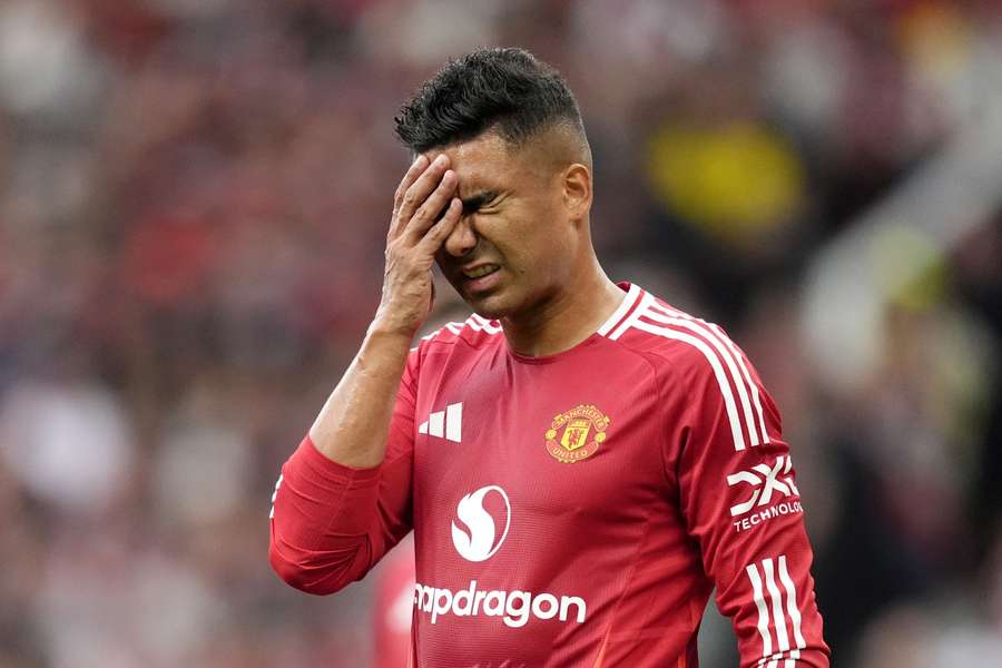 Casemiro del Manchester United in preda alla depressione durante la partita di Premier League all'Old Trafford