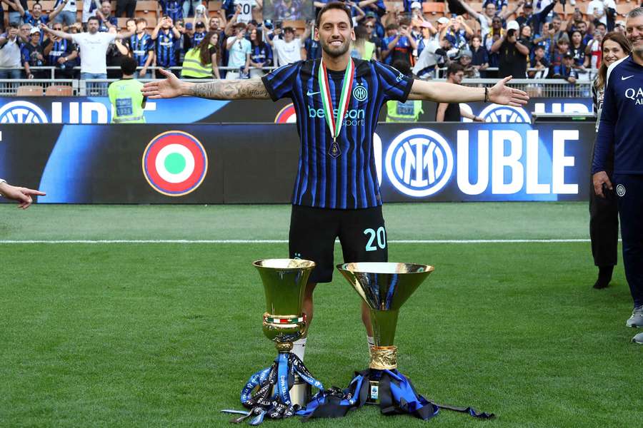 Hakan Calhanoglu celebra il doblete dell'Inter Hakan Calhanoglu celebra il doblete dell'Inter