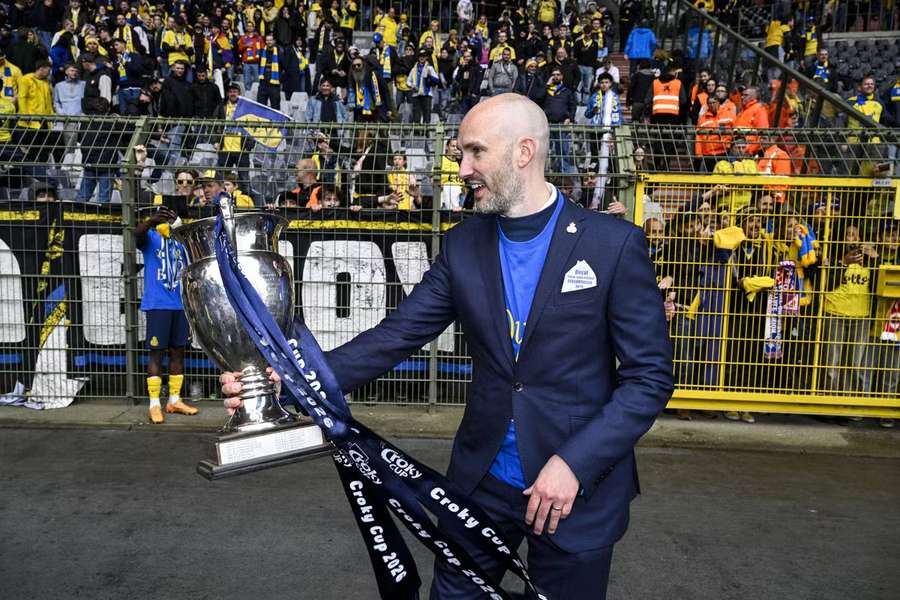 Většinový majitel Royale Union Alex Muzio s trofejí pro vítěze Belgického poháru. Většinový majitel Royale Union Alex Muzio s trofejí pro vítěze Belgického poháru.