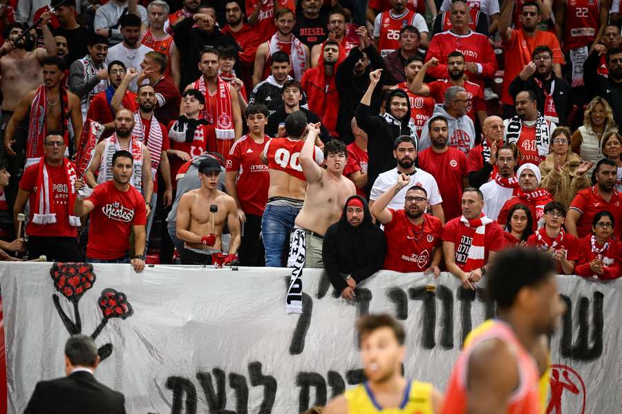 Des supporters de Tel-Aviv le 8 octobre. Des supporters de Tel-Aviv le 8 octobre.