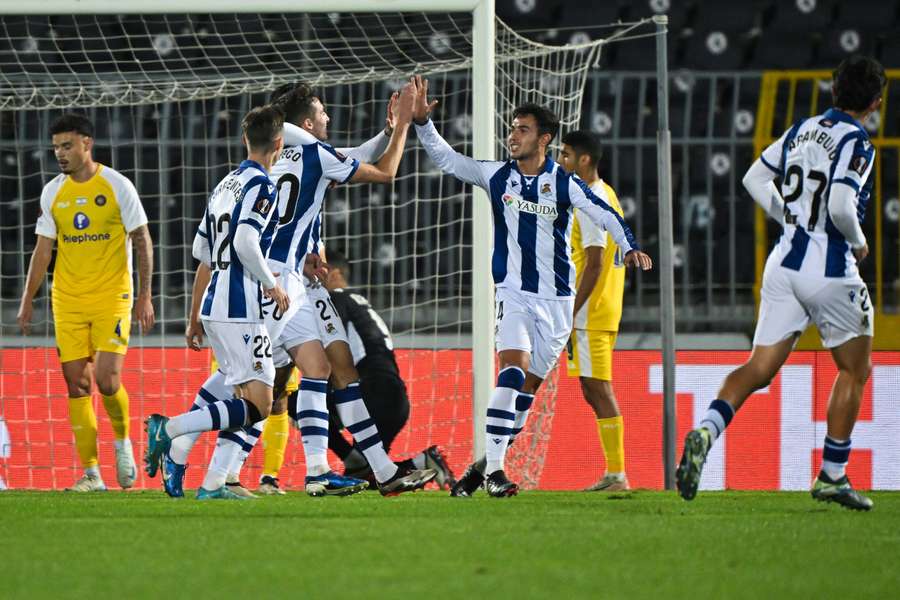 Pacheco celebra con sus compañeros su gol en Belgrado