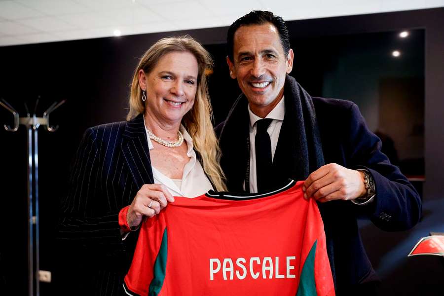 Pedro Proença ao lado de Pascale Van Damme