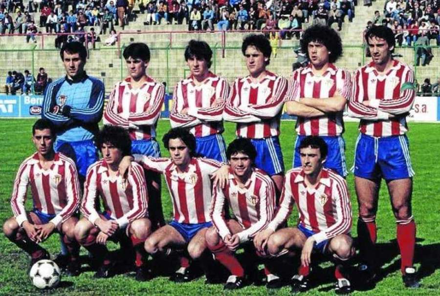 Mino, el segundo arriba por la derecha, con el Sporting