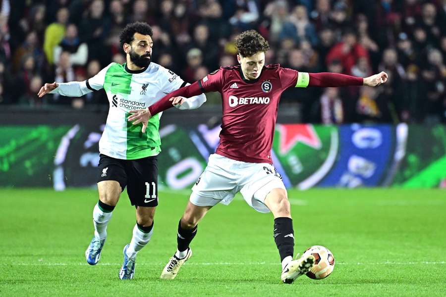 Mohamed Salah a Ladislav krejčí v úvodním osmifinále, v němž Liverpool přejel Spartu 5:1.