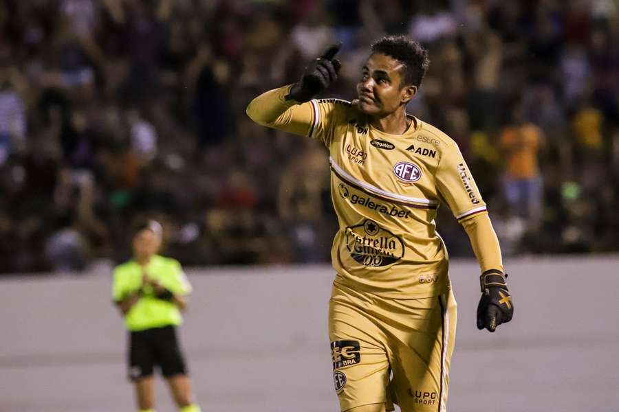 Luciana pegou dois pênaltis do São Paulo