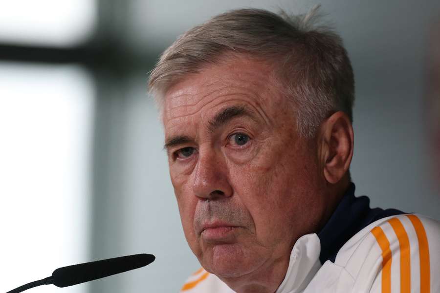 Real Madrid-trainer Carlo Ancelotti geeft een persconferentie in de aanloop naar het duel met Barcelona