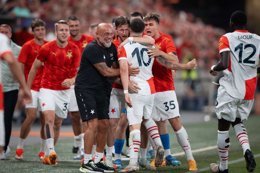 Milan Český (uprostřed v černém tričku) s fotbalisty Slavie