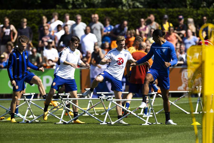 Oranje traint in opvallende shirts