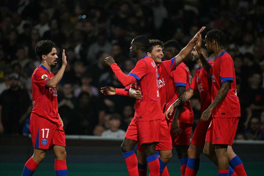 L’attaquant français du PSG, Bradley Barcola (n°29), célèbre le deuxième but de son équipe lors du match de Ligue 1 entre Toulouse et le Paris Saint-Germain, au Stadium de Toulouse, le 30 août 2025.
