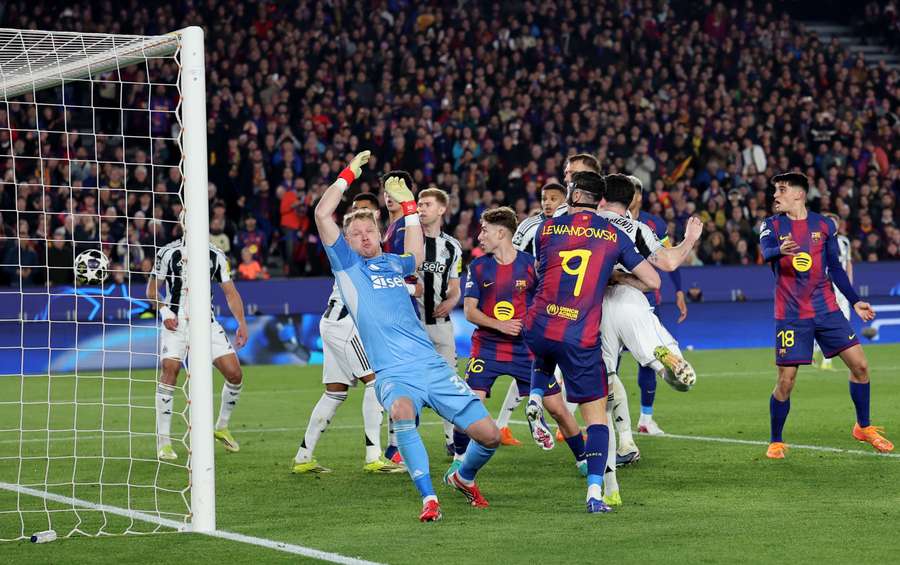 Robert Lewandowski heads home Barcelona's fifth of the night