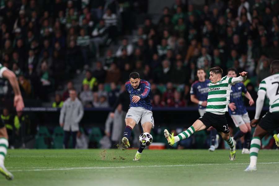 Gabriel Martinelli perante Fresneda no Sporting-Arsenal Gabriel Martinelli perante Fresneda no Sporting-Arsenal