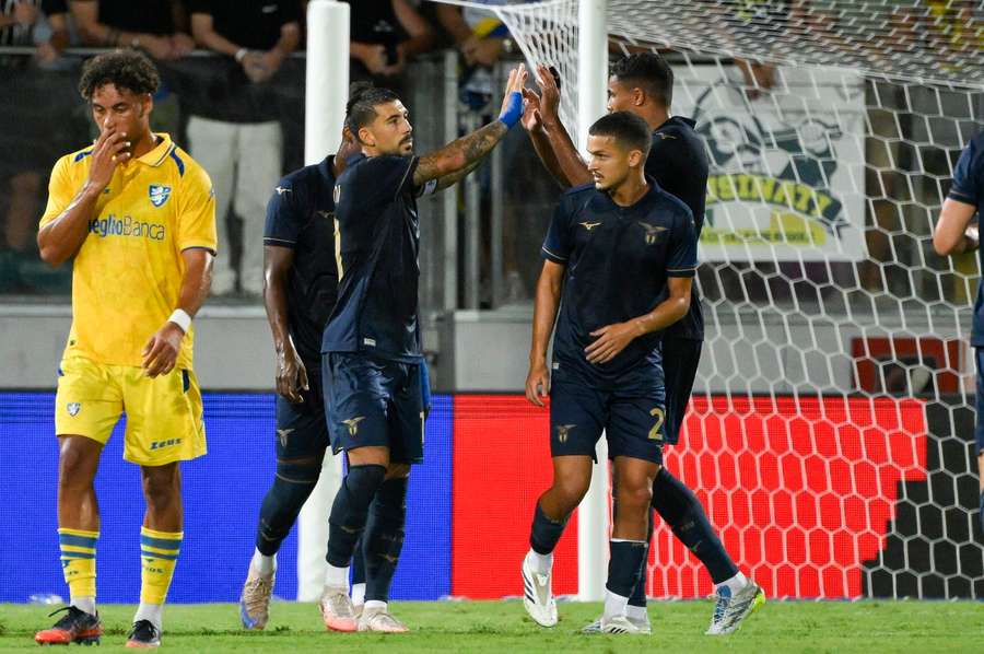 Zaccagni festeggia il gol con i compagni